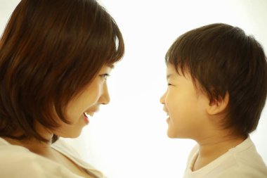 Genç Asyalı anne ve oğlu.