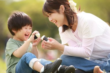 Pirinç topu yiyen bir çocuk resmi