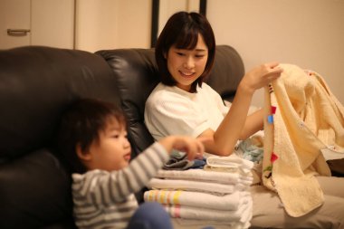 Asya anne oğlu ile oynamak