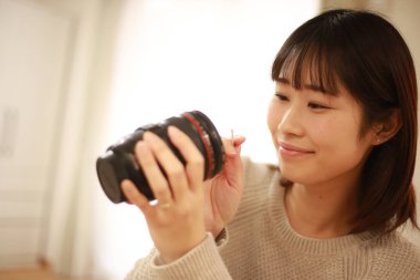 Kameralı genç Asyalı kadın.