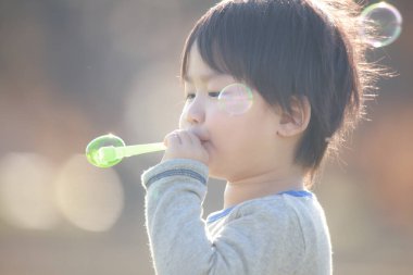 Parktaki yakışıklı Asyalı çocuk.