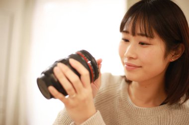 Kameralı genç Asyalı kadın.