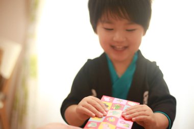 Sevimli, gülümseyen çocuk kitabı.