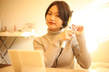 Saçlarını kıvıran güzel bir kız