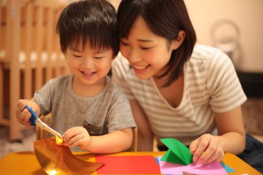 Asya anne oğlu ile oynamak