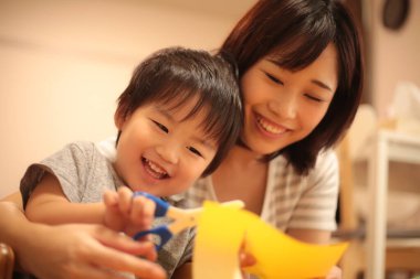 Asya anne oğlu ile oynamak