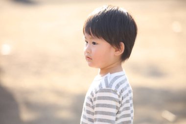 Oyun parkında oynayan sevimli erkek bebek.