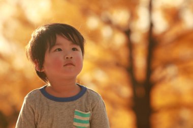 Platformda oynayan mutlu küçük çocuğun portresi