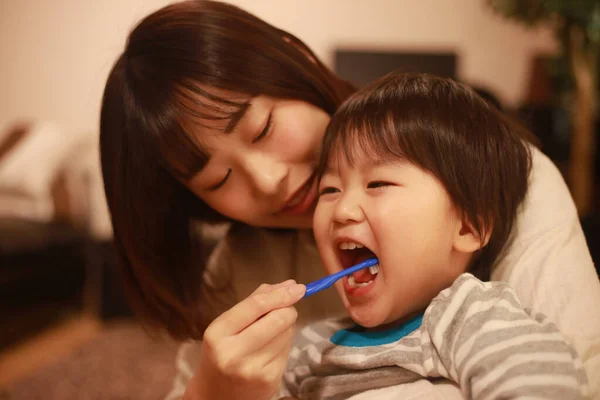Mladá Matka Čištění Zubů Pro Svého Malého Syna — Stock fotografie