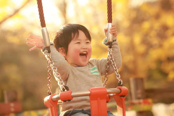Πορτρέτο Του Ευτυχισμένου Μικρού Αγοριού Που Παίζει Στο Γήπεδο — Φωτογραφία Αρχείου