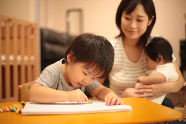 アジア系の母親と子供と — ストック写真