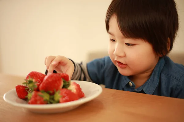 Menino Comendo Morangos Cozinha — Fotografia de Stock