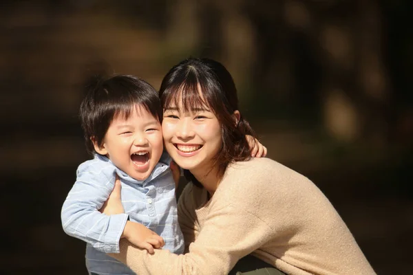 Porträt Einer Asiatischen Mutter Mit Kleinem Sohn — Stockfoto