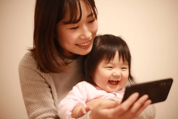Mother Daughter Taking Selfie Her Mobile Phone — Stock Photo, Image
