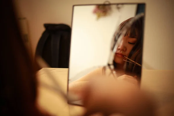 Asiatische Frau Die Schneidet Ihre Haare Selbst — Stockfoto