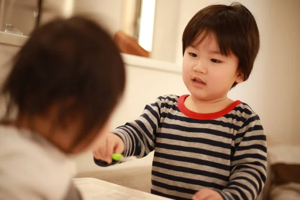 Asiático Menino Alimentando Seu Bebê Irmã Com Uma Colher Cozinha — Fotografia de Stock