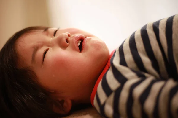 Μικρό Αγόρι Κλαίει Και Ξαπλώνει Στο Κρεβάτι — Φωτογραφία Αρχείου