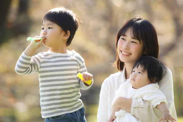 Aziatische Kinderen Met Hun Moeder Het Park — Stockfoto