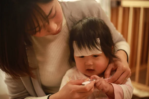 Asiatico Madre Controllo Temperatura Suo Bambino — Foto Stock