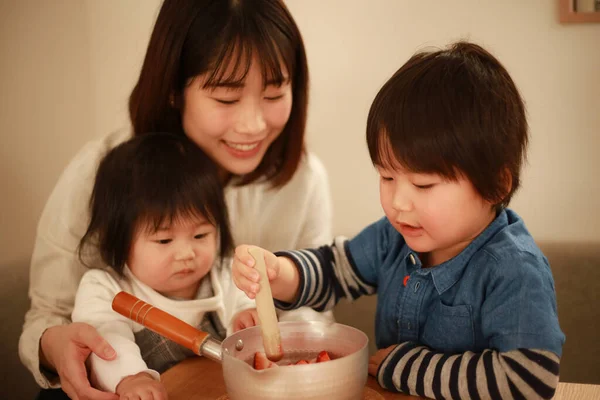 딸기와 요리하는 아시아인 여자와 어린이들 — 스톡 사진