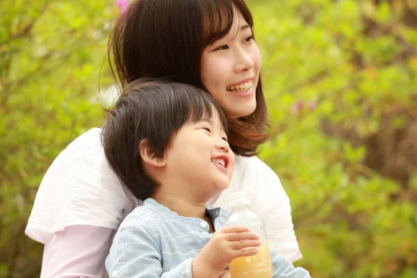 Fiatal Ázsiai Anya Kisfiával Gyümölcslével — Stock Fotó