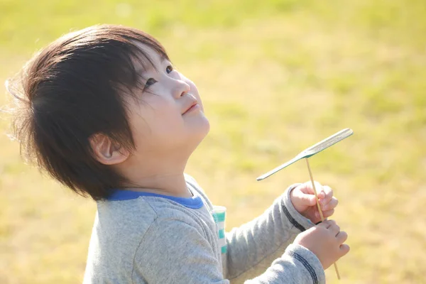公園で可愛いアジア系の男の子 — ストック写真