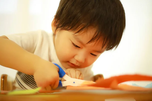 Asyalı Bebek Makasla Oynuyor — Stok fotoğraf