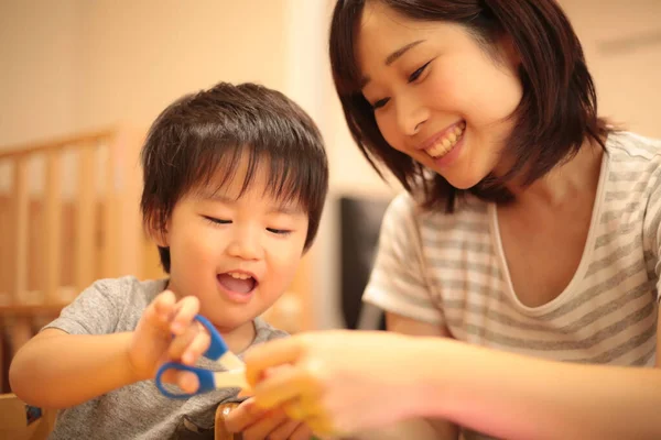 Jong Aziatisch Moeder Met Haar Zoon — Stockfoto