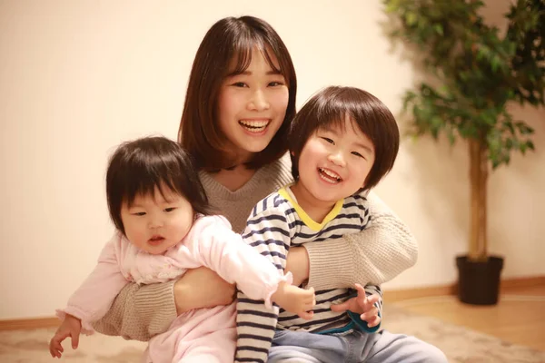 Familia Asiática Con Hija Hijo Casa — Foto de Stock