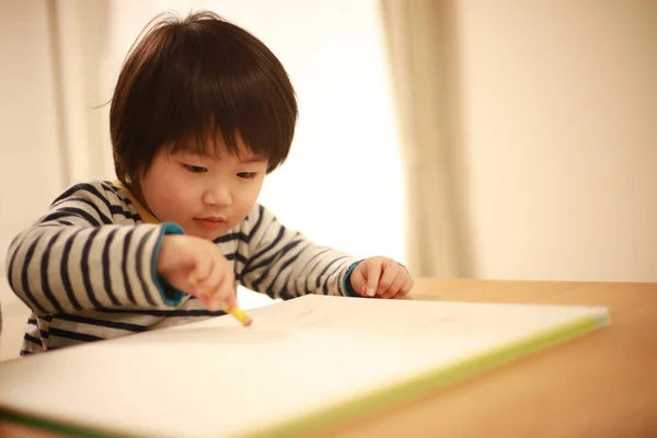 Niño Pequeño Dibujando Sobre Mesa — Foto de Stock