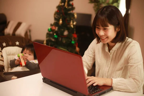 Young Mother Using Laptop While Her Little Daughter Sitting Chair — Stock Photo, Image