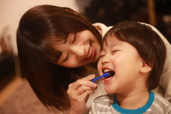 Молода Мати Чистить Зуби Свого Маленького Сина — стокове фото