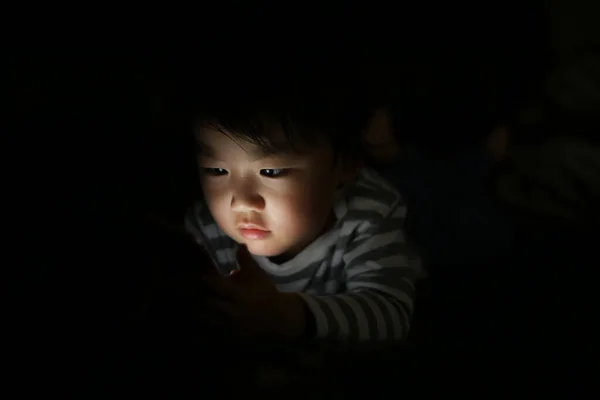 Küçük Çocuk Gece Akıllı Telefon Kullanıyor — Stok fotoğraf