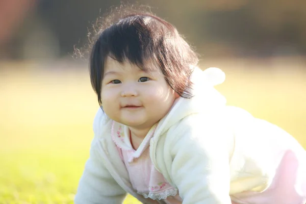 Милая Маленькая Девочка Играет Парке — стоковое фото