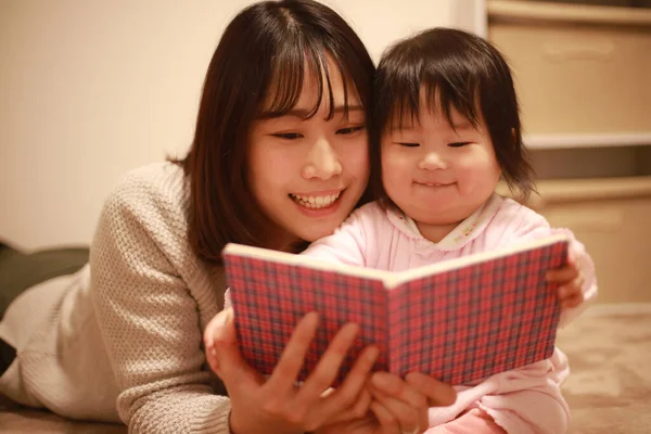 Felice Giovane Madre Leggendo Libro Con Bambini — Foto Stock