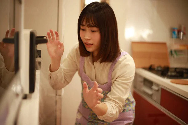 Jong Aantrekkelijk Aziatische Vrouw Beer Oven Een Keuken — Stockfoto