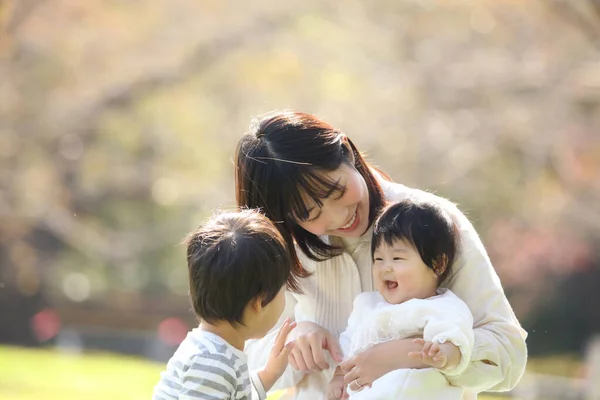 공원에서 어머니와 아시아인 자녀들 — 스톡 사진