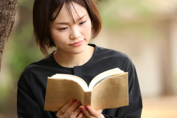 Portret Młodej Azjatki Czytającej Książkę Parku — Zdjęcie stockowe