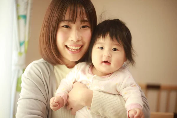 Sorrindo Asiático Jovem Mulher Ela Littlegirl — Fotografia de Stock