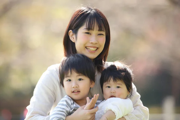 Aziatische Kinderen Met Hun Moeder Het Park — Stockfoto