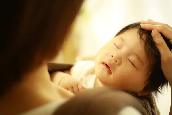 Młody Azji Kobieta Jej Dziecko — Zdjęcie stockowe