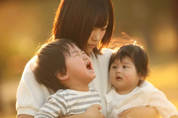 Bambini Asiatici Con Loro Madre Nel Parco — Foto Stock