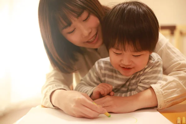 Junge Mutter Und Sohn Zeichnen Mit Buntstiften Auf Weißem Papier — Stockfoto