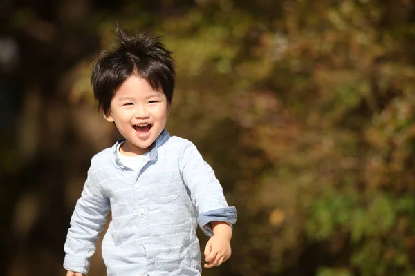 Маленький Азіатський Хлопчик Парку — стокове фото