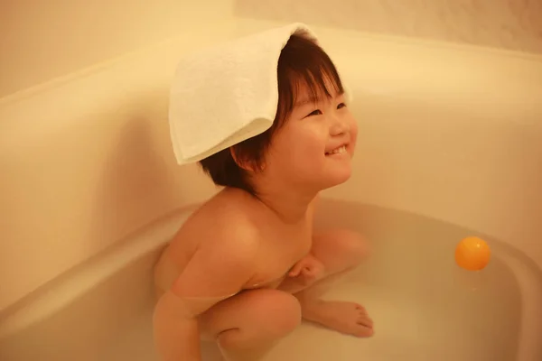 Poco Japonés Chico Tener Divertido Cuarto Baño — Foto de Stock