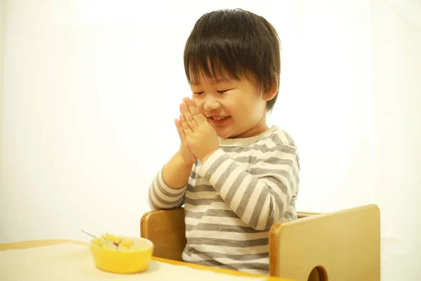 Χαριτωμένο Ασιατικό Αγόρι Τρώει Στο Σπίτι — Φωτογραφία Αρχείου