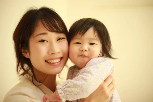 Asiatique Mère Fille Sourire Caméra — Photo