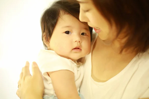 Jeune Femme Asiatique Avec Son Bébé — Photo