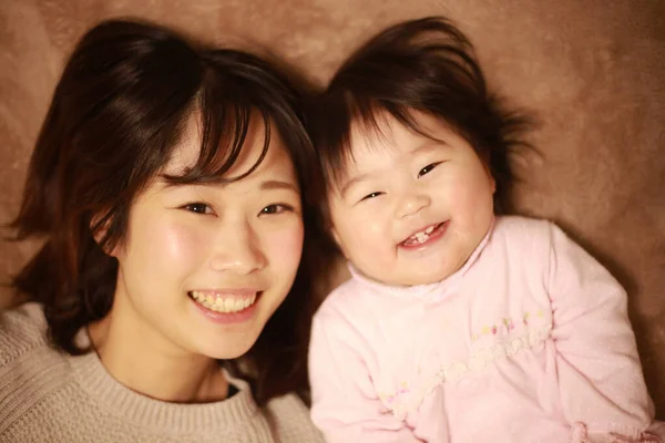 Sonriente Asiático Joven Mujer Littlegirl —  Fotos de Stock