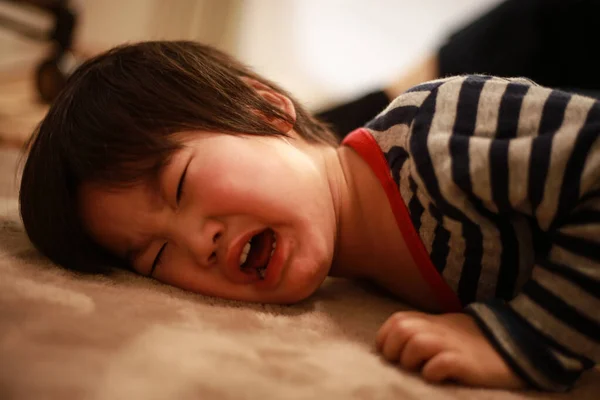 Słodkie Małe Dziecko Leżące Płaczące Domu — Zdjęcie stockowe